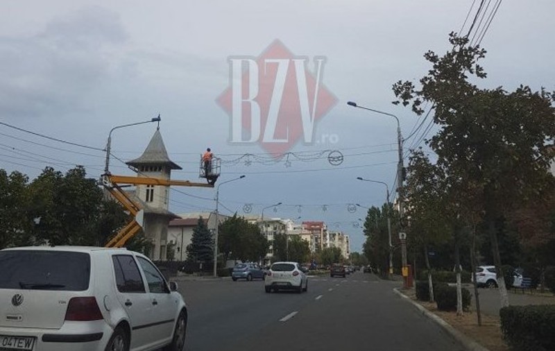 Primăria din Bârlad a început montarea ghirlandelor de Crăciun, încă din 5 septembrie