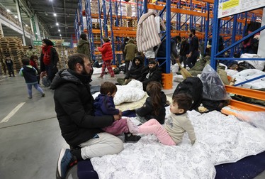 Migranți în depozitul din Bruzgi, de lângă frontiera dintre Belarus și Polonia | Foto: EPA-EFE/MAXIM GUCHEK/BELTA HANDOUT