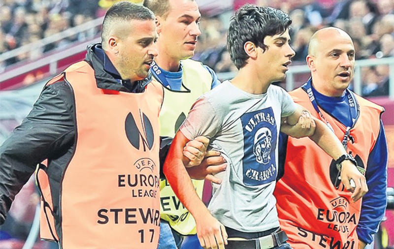 Doi fani ai Craiovei au întrerupt finala Europa League, intrând pe gazon
