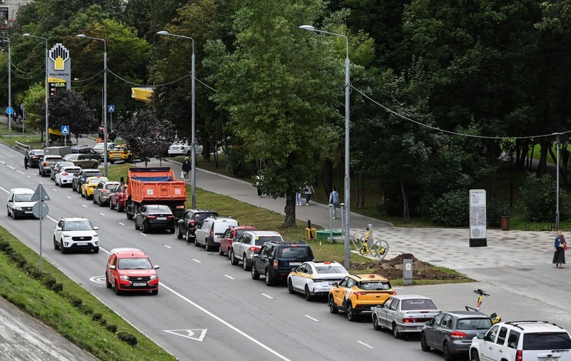 Motorina și benzina, raționalizate din nou la Moscova. Rusia a pierdut o treime din capacitatea de rafinare, dar Putin susține că situația „nu este critică”