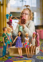 Treptat, au fost adăugate şi alte personaje, astfel încât a fost creată o adevărată lume Barbie