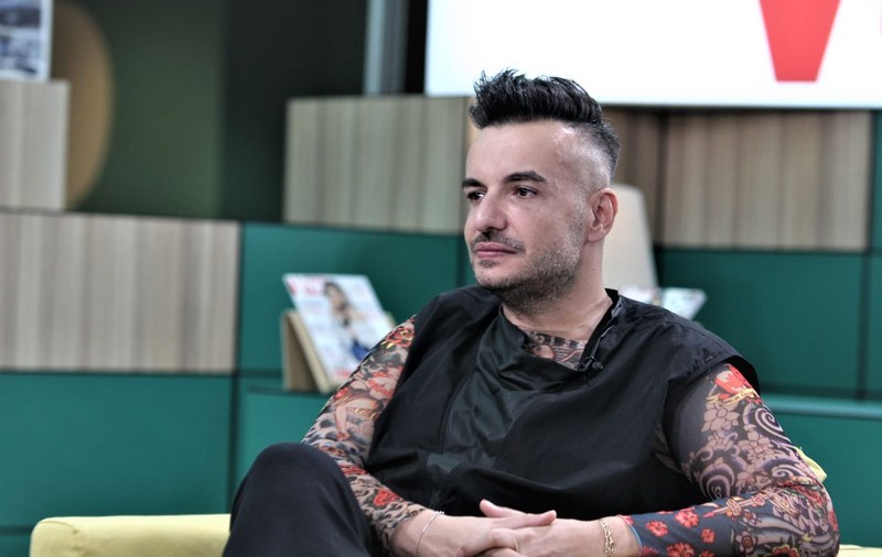 Prietenii lui Răzvan Ciobanu au ridicat un monument în memoria designerului, în locul în care și-a pierdut viața. Cum arată piatra funerară