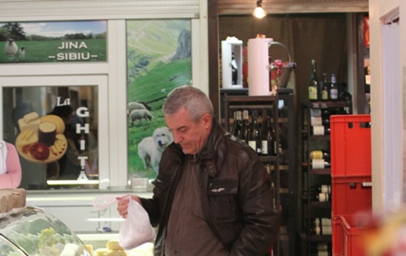 Tări-vegetarianul ţine la siluetă. Şi-a luat din piaţă măsline, brânză şi zacuscă 