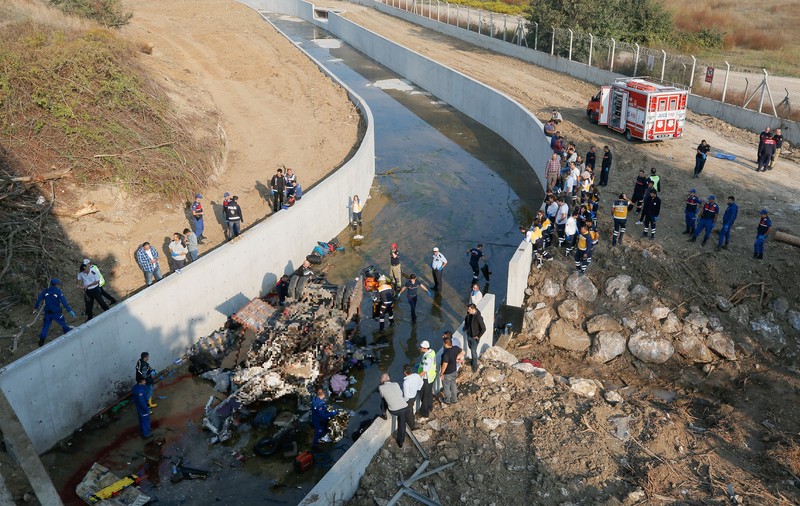 FOTO | Accident îngrozitor în Turcia. Un camion plin cu imigranți a căzut în albia unui râu: 22 oameni au murit