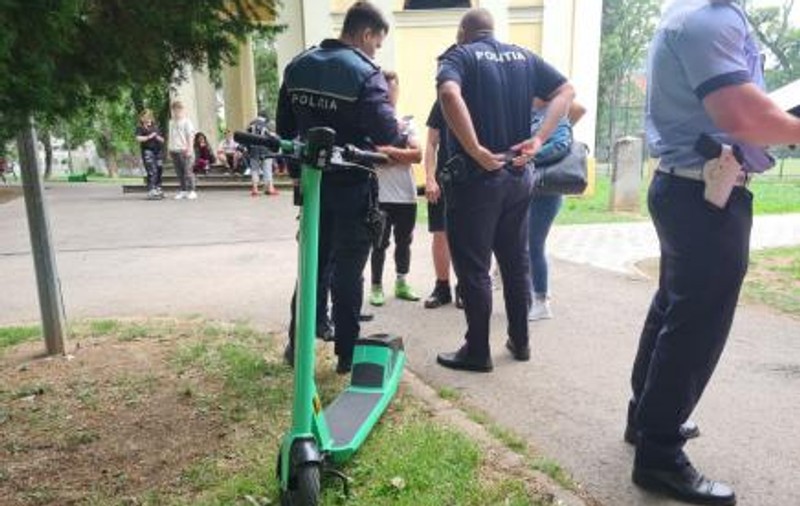 Un copil de un an și șase luni a fost lovit de un adolescent pe o trotinetă electrică, într-un parc din Oradea