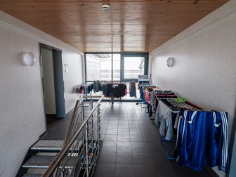 Haine puse la uscat în clădirea în care sunt cazați muncitorii români, Nürnberg, Germania