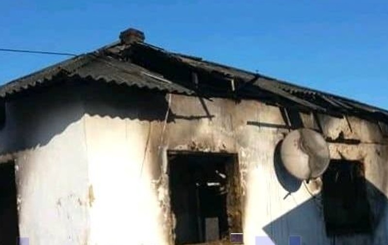 Casa unei familii din Botoşani a ars, în timp ce mama cu cei patru copii erau internaţi în spital