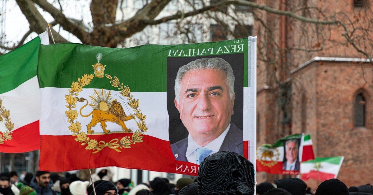Portrerul lui Reza Pahlavi, fluturat la Berlin, la un miting de susținere a protestelor din Iran Foto: Profimedia