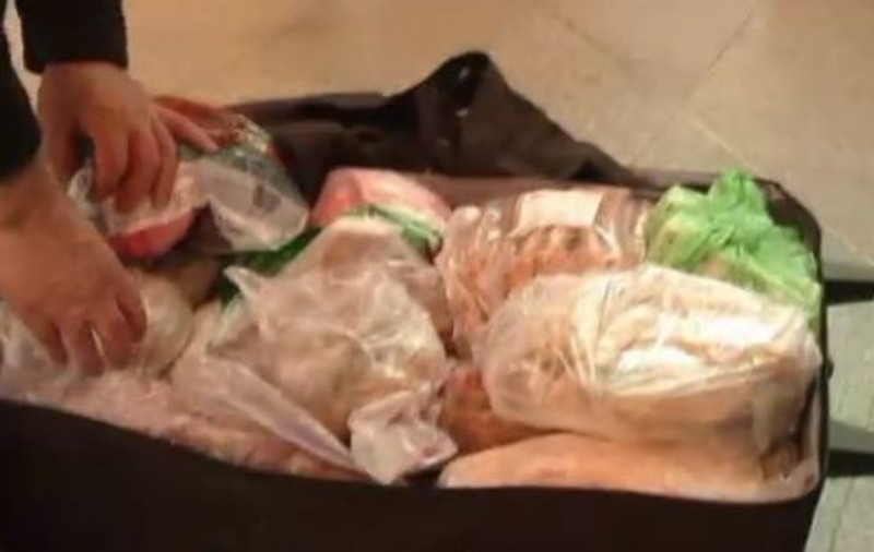 FOTO/ O familie de români a fost oprită la aeroport pentru că avea tot porcul în bagaje