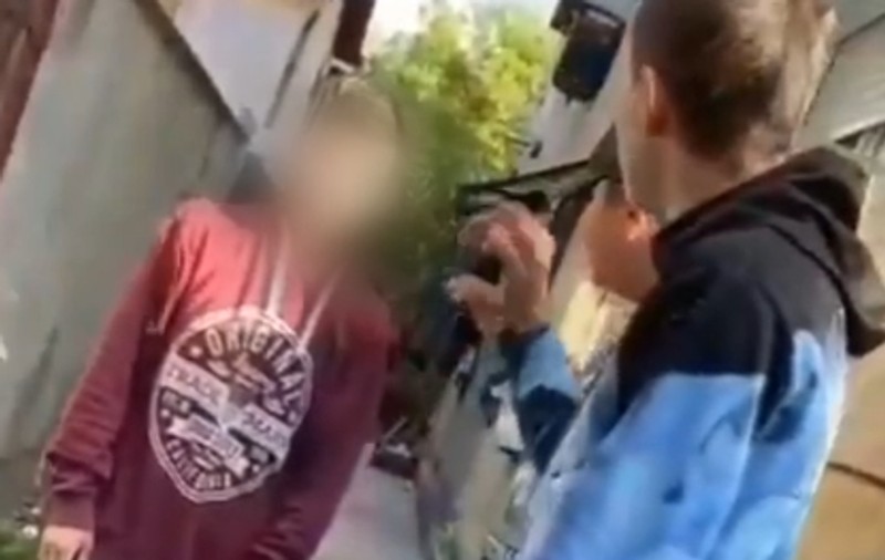 Cei trei adolescenți din Tg. Jiu care au bătut un minor au fost reținuți de polițiști. Reacția unuia dintre ei: “Nu au ce să ne facă”