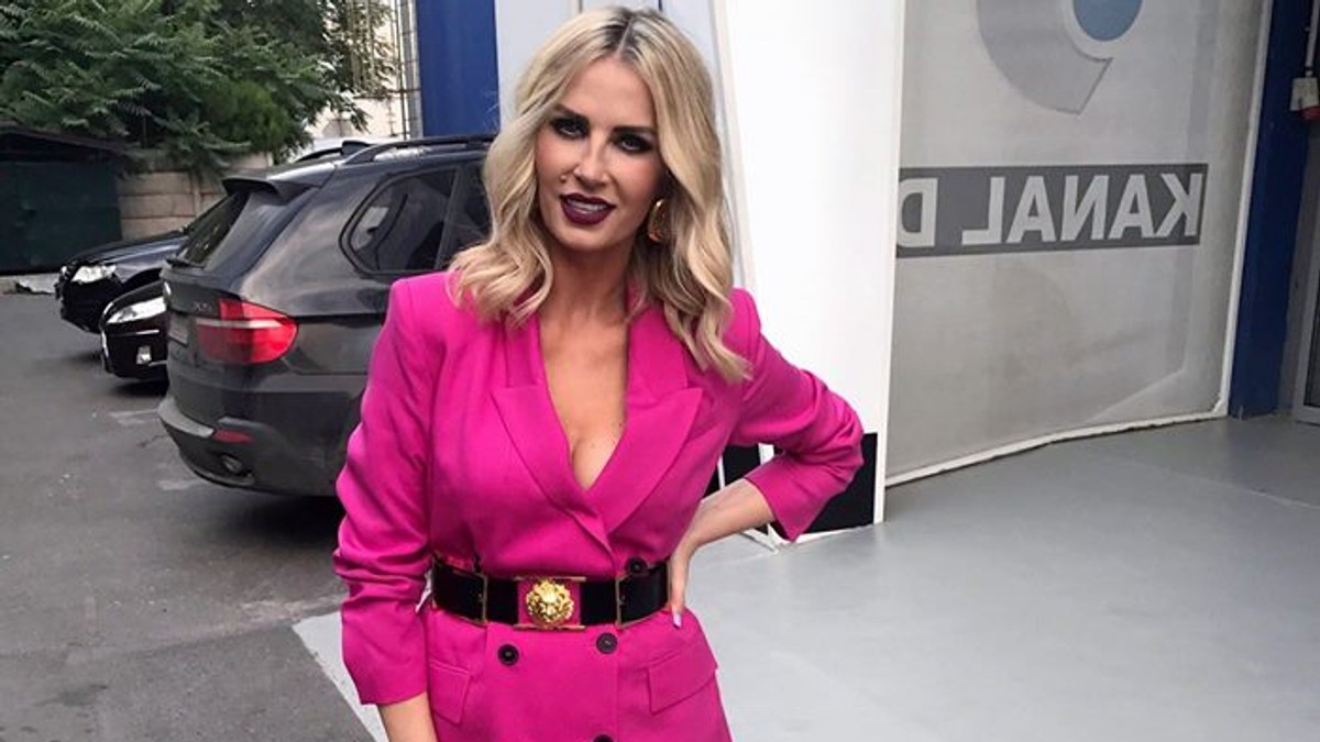 Andreea Bănică a purtat o ținută specială pentru apariția de la Bravo, ai stil!, însă toți au fost surprinși să vadă cu ce s-a încălțat. “Oribile”