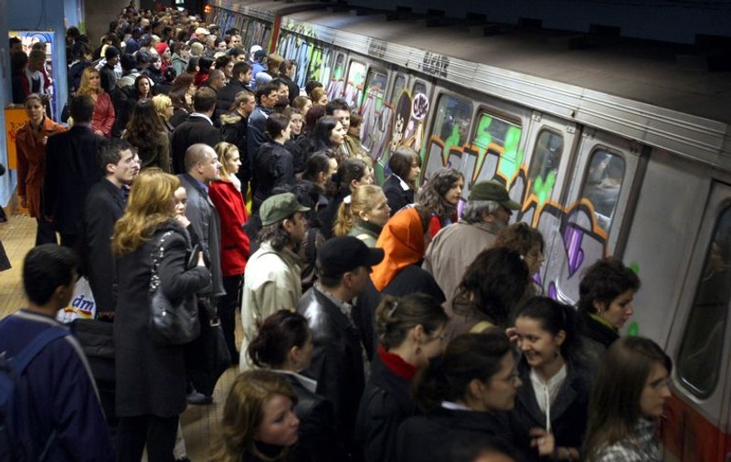 Metroul îşi reia circulaţia. Greva este ilegală!
