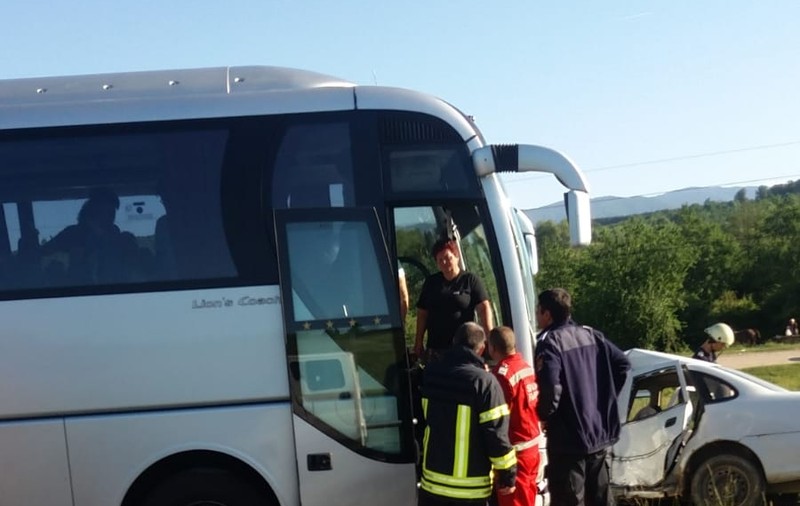 Autocar cu 25 de pasageri, implicat într-un accident în Șinca, județul Brașov. Un bebeluș de două luni, printre răniți