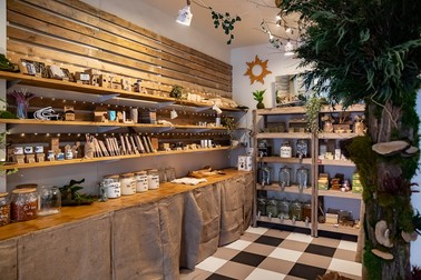 În magazinul zero waste din București, produsele au prețuri comparabile cu cele din supermarketuri
