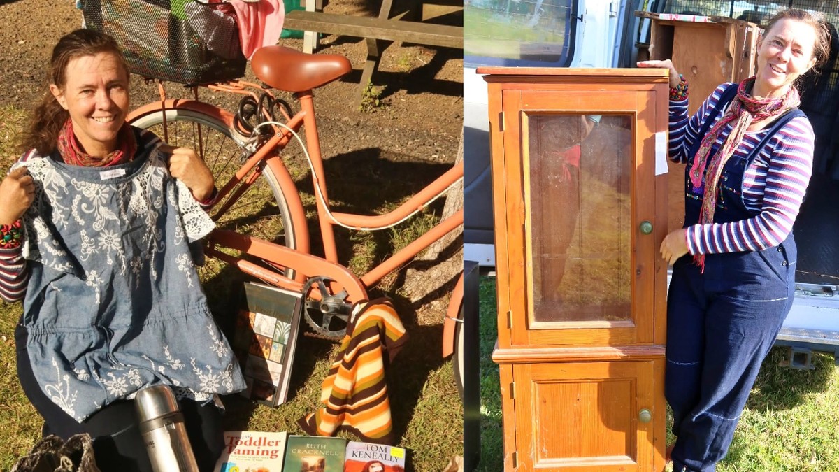 o femeie care tine o bluza albastra oe langa ea pozează langa o bicicleta si langa niste carti// o femeie in saloptea pozeaza langa un dulap vechi din lemn