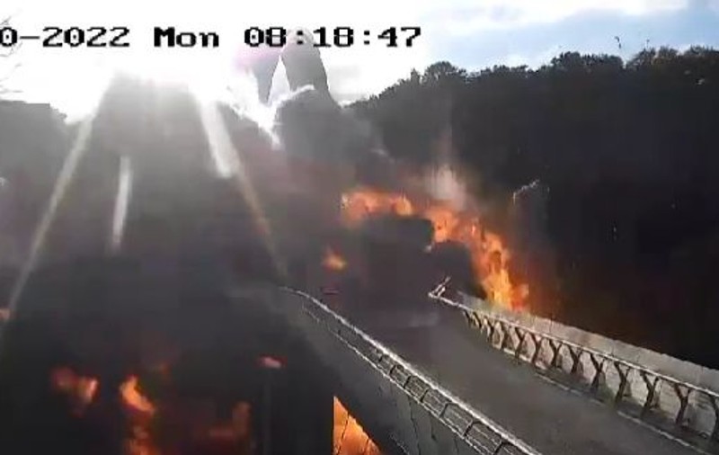 „Podul Klitschko” din Kiev, lovit de o rachetă. Momentul exploziei, surprins de camere