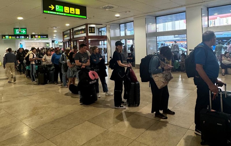 Situație disperată din cauza crizei locuințelor în Spania: sute de oameni au ajuns să doarmă în aeroportul din Madrid
