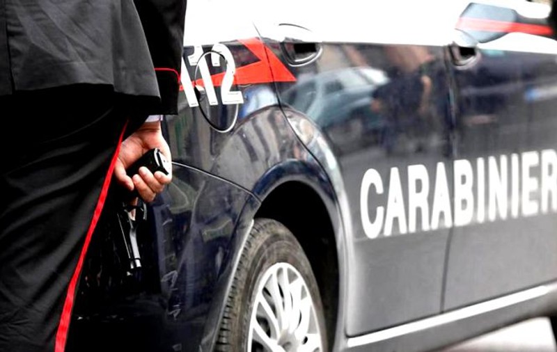 Un român din Roma a prins un hoț în timp ce îi spărgea mașina. L-a predat polițiștilor după ce l-a bătut bine