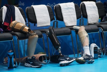 Jucătorii naţionalei masculine de volei în şezut a SUA şi-au lăsat protezele pe marginea terenului, înaintea partidei cu reprezentativa Chinei. (FOTO: HEPTA)
