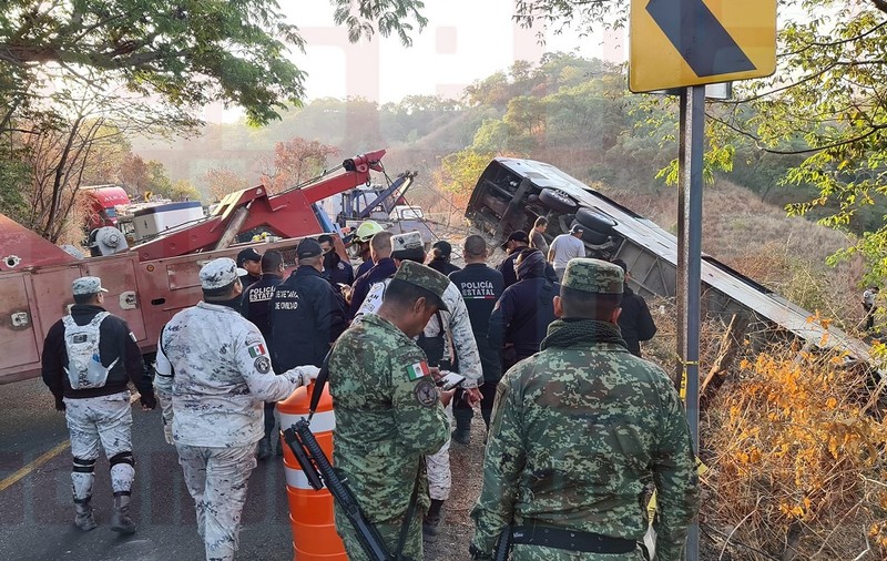 18 turiști au murit și 33 au fost răniți, în autocarul care-i ducea la plajă și care s-a răsturnat într-o râpă de 15 metri, în Mexic