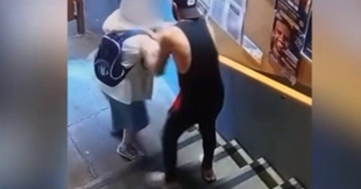 Captură video de pe înregistrarea de pe camerele de suproaveghere cu momentul în care un român jefuieste o femeie pensionara intr-o catredrala din Franța.