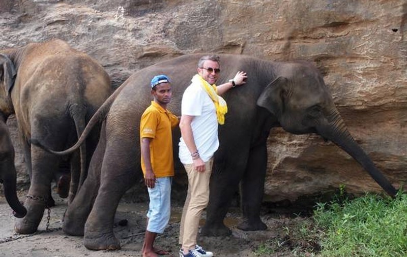 Cătălin Botezatu a ADOPTAT un ELEFANT din Sri Lanka. Vezi câți bani trimite pentru hrana animalului!