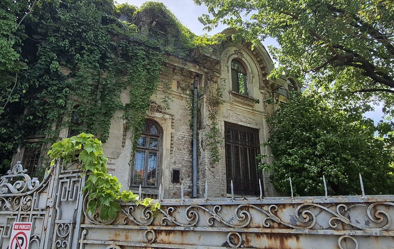 Clădirea-gazdă pentru peste 650 de firme: afaceriști străini, contracte publice și societăți controversate au sediul pe hârtie într-o ruină din București 