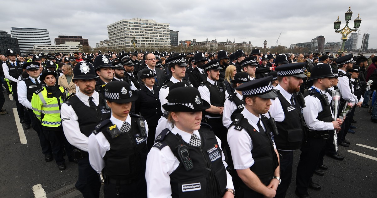 Zeci de polițiști țin moment de reculegere pe Podul Westminster