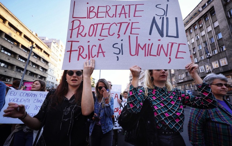 Ghidul anunțat de Firea spune că victimele hărțuirii pot depune plângere anonim. Ministra vrea însă ca victimele lui Budăi să iasă public, cu dovezi 