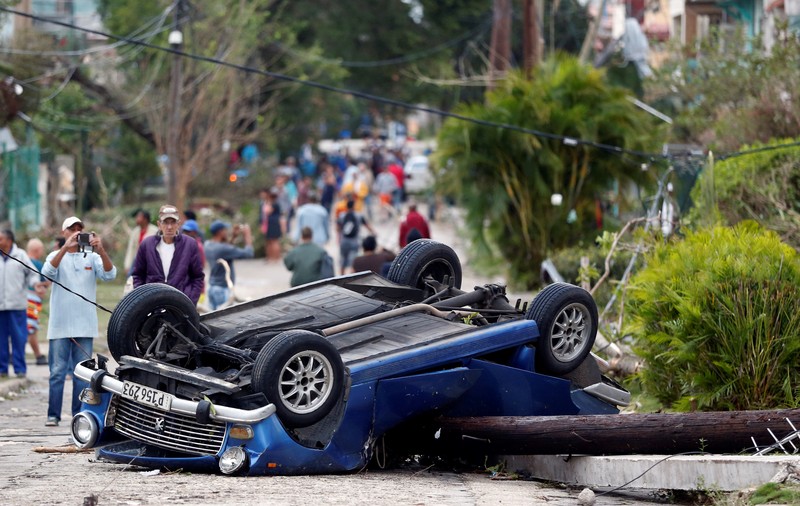 FOTO / Imaginile dezastrului provocat de tornada din Havana, în Cuba. Mașinile au fost spulberate de vânt