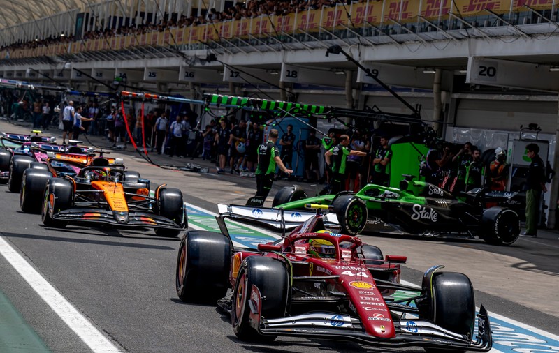Mașini de Formula 1 pregătite pentru competiție. Sursă foto: Shutterstock 
