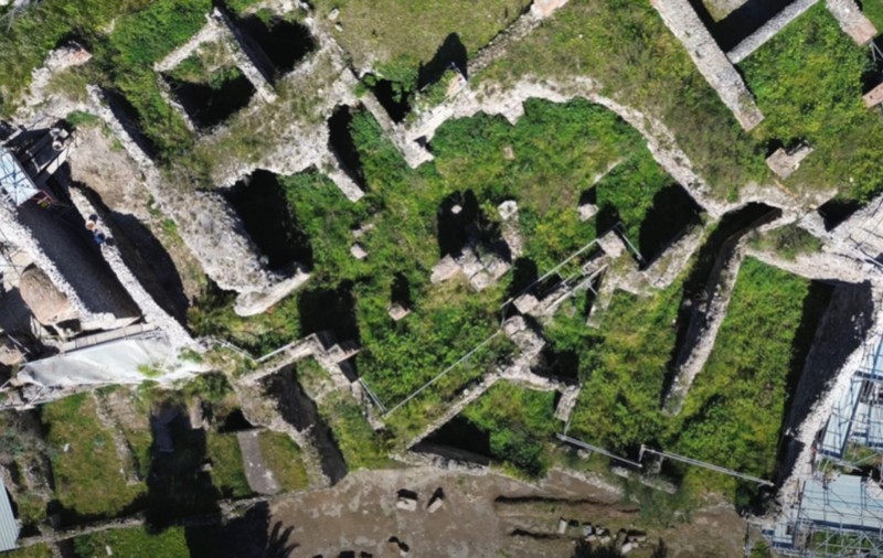 După erupția Vezuviului, romanii s-au întors în Pompei și au mai locuit acolo 400 de ani, dar probabil a fost o perioadă de anarhie