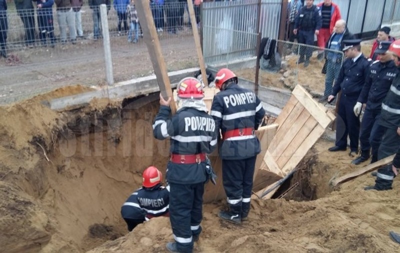 UPDATE Operațiune de salvare a unui tânăr prins sub un mal de pământ la Smeeni. Victima a decedat