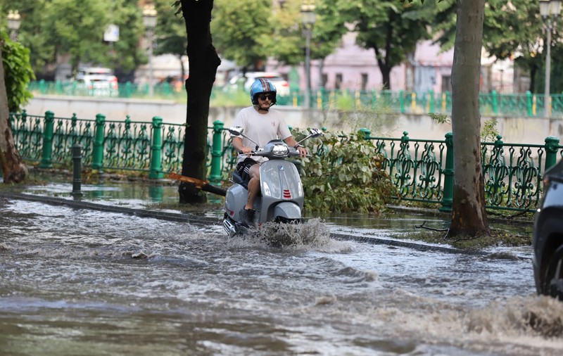 Cod Roșu pentru furtuni violente și descărcări electrice în București și Ilfov / Trafic restricționat pe DN1. Recomandările poliției