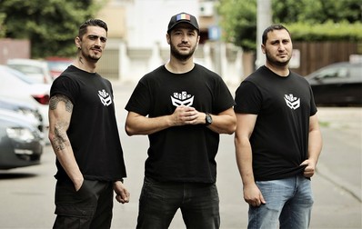 Echipa „Justițiarului de Berceni”. Alexandru Preda, Alexandru Constandachi și polițistul Radu Duțu (dreapta), care a colaborat doar o lună jumătate în acest proiect, apoi s-a retras