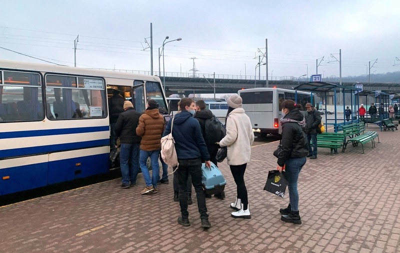 Coloane de mașini și autobuze pline au părăsit Kievul. Evacuare generală în Luhansk