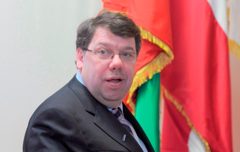 Artistul care l-a pictat nud pe premierul irlandez s-a dus la poliţie