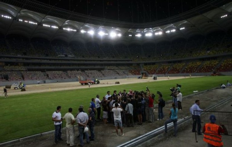 Foto | Gazonul de pe Arena naţională nu e pus nici pe jumătate