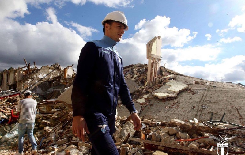 Ștefan Radu și colegii de la Lazio au mers să vadă dezastrul de la Amatrice. Patronul Lotito a copilărit acolo | GALERIE FOTO