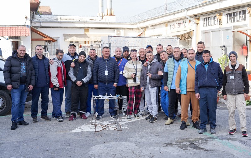 32 de deținuți au „ieșit din cutie” și au făcut artă la Timișoara. Proiectul artistic „Out of the Box” promovează incluziunea socială