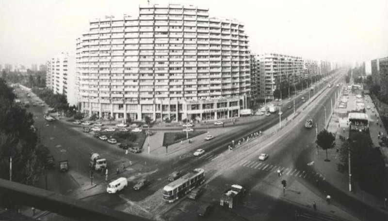 Imagine cu fostul Bulevard Armata Poporului, zona Lujerului, în anii '80, când stația de metrou Armata Poporului (astăzi Lujerului) abia se construise
