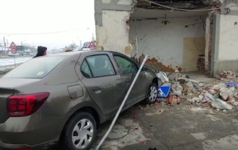 Doi șoferi din Craiova au nimerit, la doar câteva zile distanță, același zid! La al doilea accident a existat și o victimă colaterală