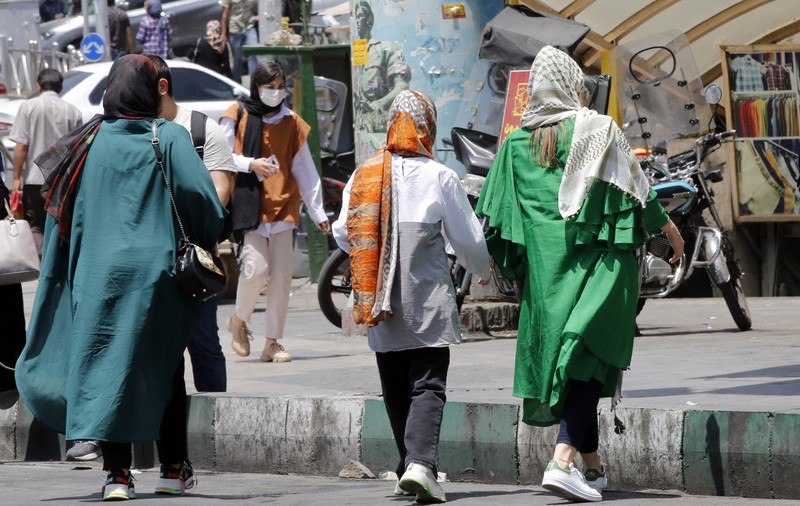 Femeile din Iran care sfidează legile privind portul obligatoriu al vălului islamic, terorizate de autorități. Cum sunt pedepsite