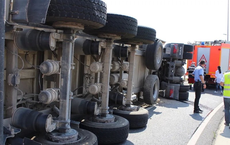 Un TIR plin cu ulei alimentar s-a răsturnat în Tulcea. Circulația mașinilor a fost oprită pe DN 22A