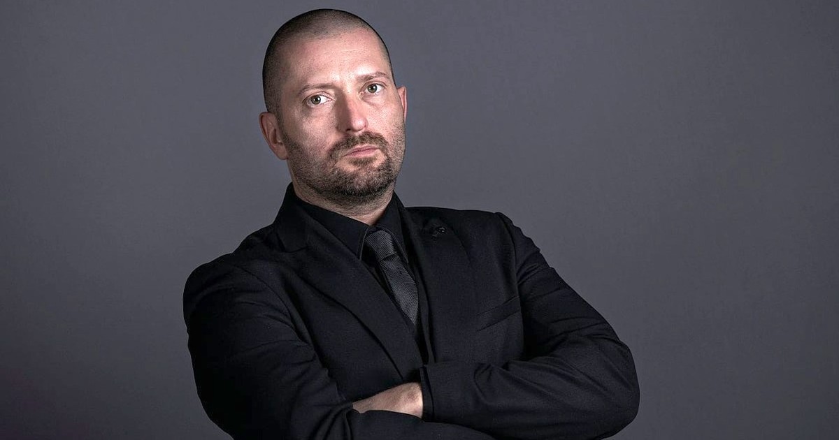 Cheloo este numele de scenă al lui Cătălin Ștefan Ion, celebrul solist al trupei de hip-hop Paraziții