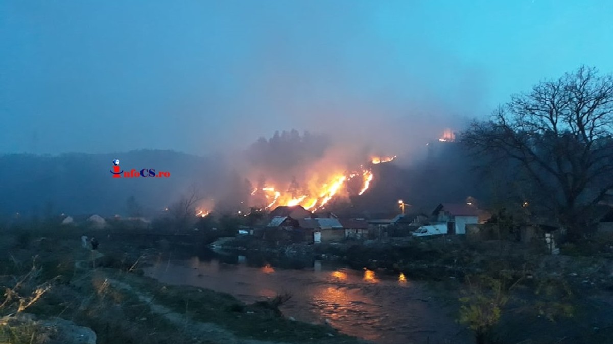 Incendiu violent la marginea orașului Reșița. 150 de case sunt amenințate