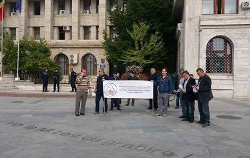 Protest anemic al sindicaliştilor de la Cartel Alfa în Vrancea. Absența, pusă pe seama culesului viilor