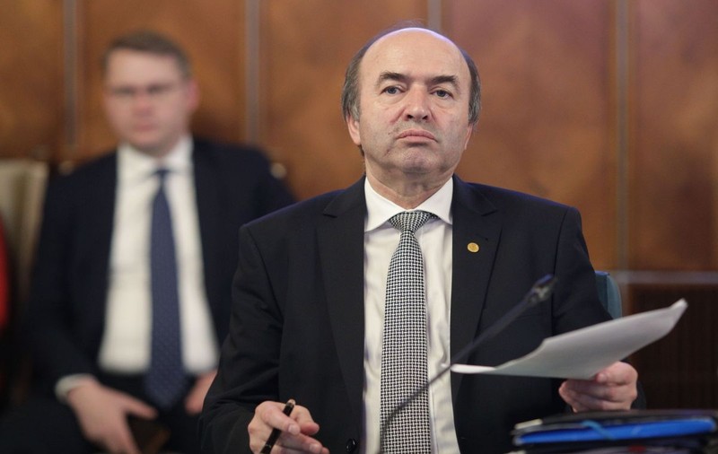 Încep atacurile la Tudorel Toader. Ministrul Transporturilor îl acuză că a blocat Ordonanţa pe achiziţii publice. Ce replică i-a dat fostul ministru