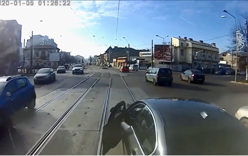 UPDATE | Tramvai vs BMW, în București. Cum l-a disciplinat un vatman pe șoferul care circula pe linie. Ce a spus poliția