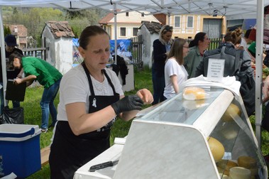 Producătorii locali au vândut la sărbătoarea din Saschiz de la tije de rubarbă și prăjituri până la preparate mai sofisticate, precum pizza cu rubarbă și înghețată de rubarbă. Dar și cașcaval, clătite cu dulceață și produse handmade